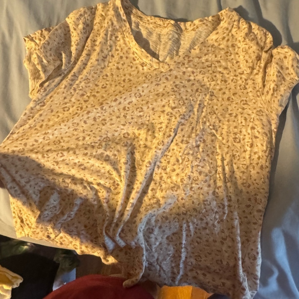 Old Navy Cream Short Sleeve Tee